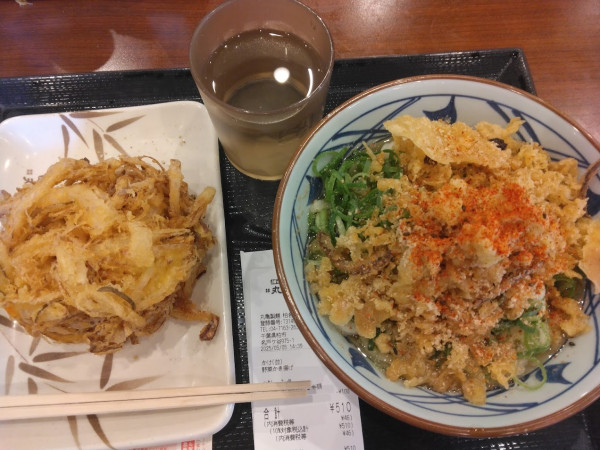 「冷かけうどん並420円、野菜かき揚げ190円」@丸亀製麺 柏名戸ヶ谷店の写真