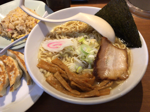 「ラーメン半チャー餃子セット 1350円」@昌平ラーメンの写真