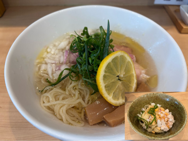 「限定カツオ出汁の冷やしそば1100円、海老油の和え玉500円」@「七色の落書き」の写真