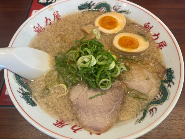「ラーメン大盛固め脂多め979円 玉子クーポン」@ラーメン魁力屋 八王子万町店の写真
