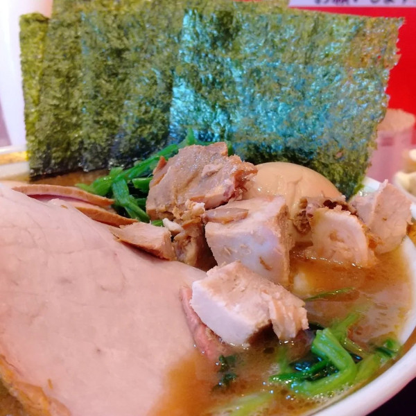 「#特製ラーメン #味濃いめ #油多め #1250円 #ライス食べ」@家系ラーメン 裏大輝家 青物横丁店の写真