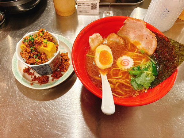 「しょうゆラーメン＋こぼれそぼろ丼」@立ち呑みとラーメン れんげの写真