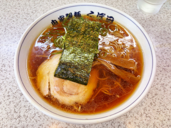 「醤油ラーメン 900円」@自家製麺 らーめん くぼ田の写真
