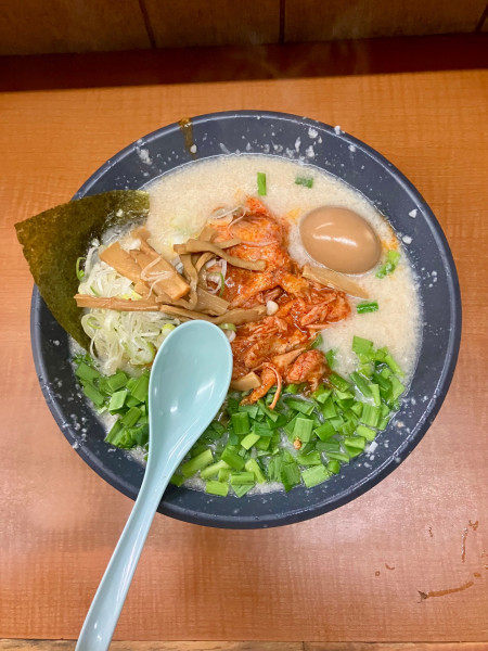 「ホルモンラーメン+ニラ　1000円」@屋台ラーメンとんこつ貴生 稔台店の写真