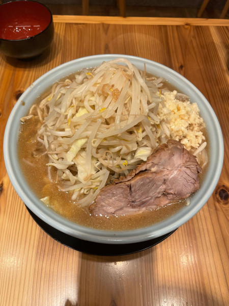 「麺500g(1200円)麺固め・脂抜き・ヤサイニンニク」@俺の生きる道 関内地下街マリナード店の写真