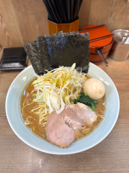 「ラーメン中 ネギトッピング」@横浜らーめん 渡来武の写真