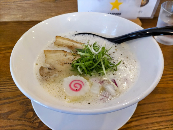 「鶏白湯ラーメン 850円」@焼鳥 めろんめろんの写真