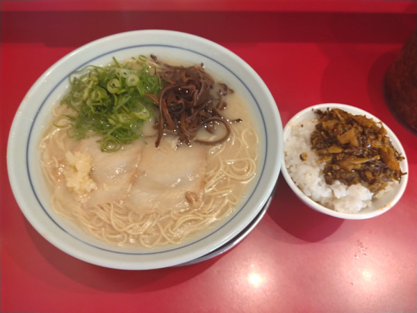 「本格博多ラーメン¥700+サービスライス」@本場博多ラーメン せまかっちゃん 神田店の写真