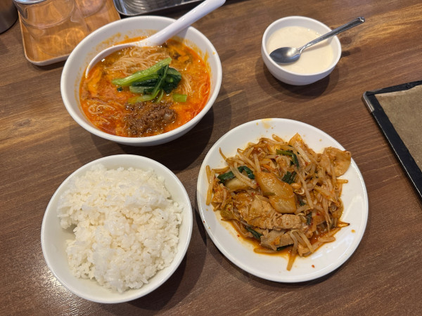 「陳麻家定食（半担々麺＋豚キムチ＋ライス）1100円→850円」@陳麻家 高崎駅西口店の写真