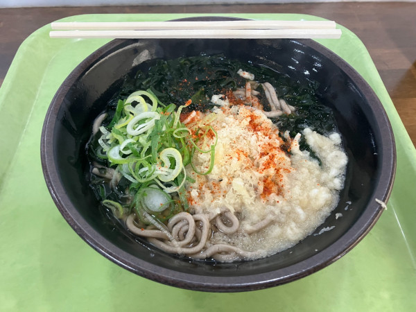 「わかめたぬきそば 470円」@三角茶屋 豊吉うどん JR宮崎店の写真