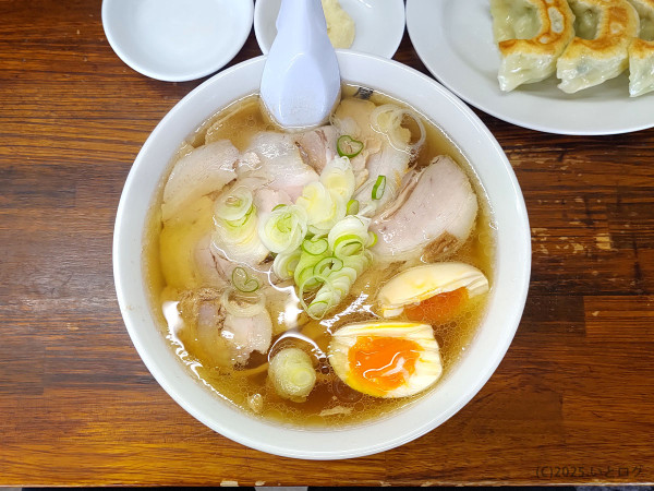「チャーシュー麺 大盛り（＋煮たまご＋にんにく）」@青竹手打ちラーメン 日向屋の写真