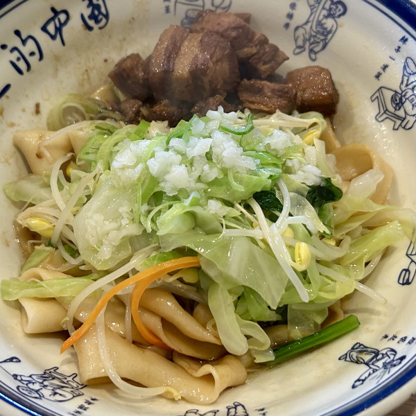 「角煮ビャンビャン麺（辛味抜き）＋ランチサービス小ライス」@手打ち𰻞𰻞麺の写真