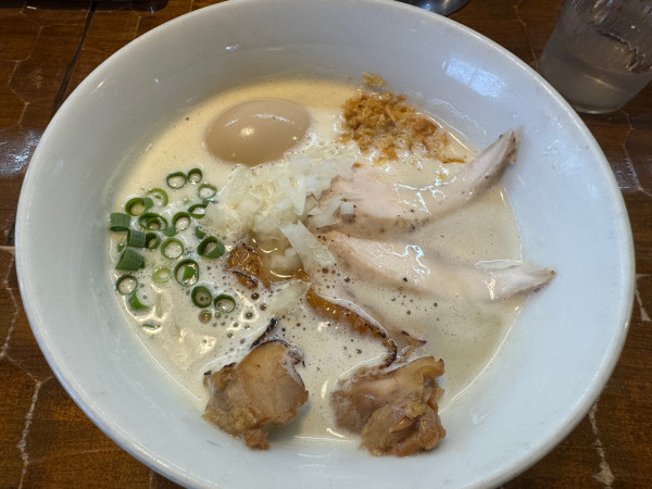 「鶏白湯塩トクのせ」@活龍鶏そば専門店 とりだけの写真