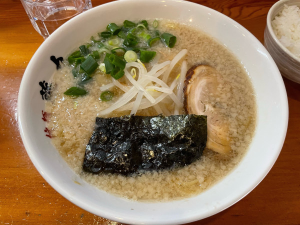 「ラーメン　半ライス」@東京豚骨拉麺 藤丸の写真