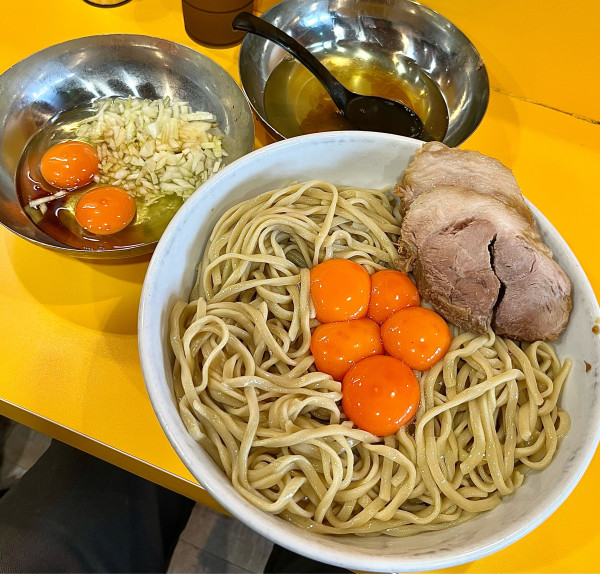 「限定 たまごかけ麺 麺増し ヤサイヌキ 生たまご×2 玉ねぎたま」@ラーメン二郎 八王子野猿街道店2の写真