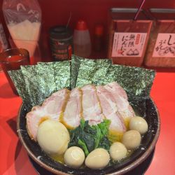 チャーシューメン（大）海苔、味玉、うずらトッピング