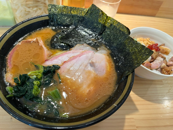 「チャーシュー麺¥1,160　半チャーシューまぶし丼¥300」@横浜家系ラーメン てつ家の写真