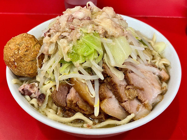 「小豚入り 豚4枚 ニンニク ヤサイ アブラ」@ラーメン二郎 生田駅前店の写真