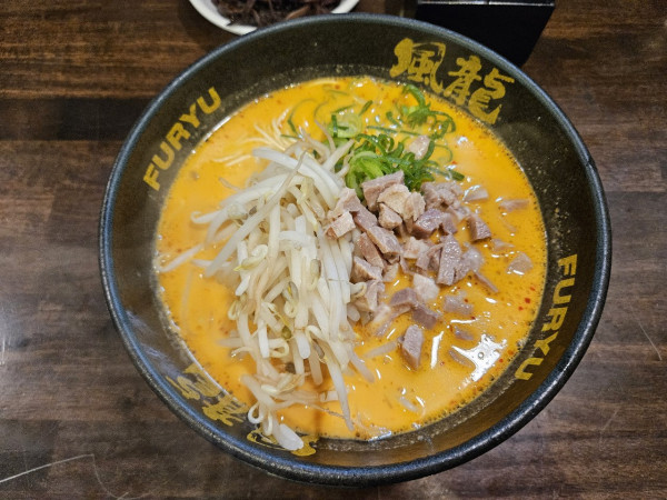 「辛味噌とんこつラーメン」@とんこつラーメン 博多風龍 大宮東口駅前店の写真