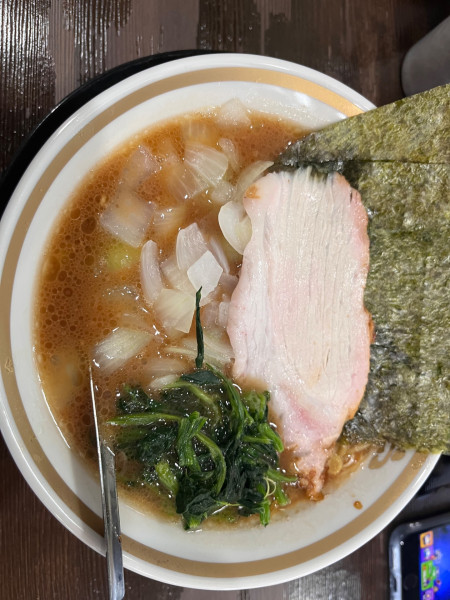 「ラーメン(並)900円＋＋玉ネギ150円」@家系ラーメン ゆくる家の写真