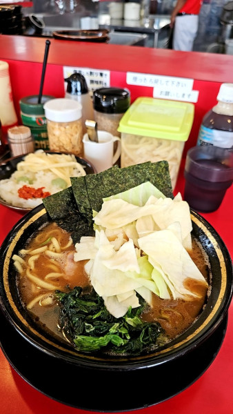 「ラーメンとキャベツとライス🍚」@家系ラーメン 熊田家の写真
