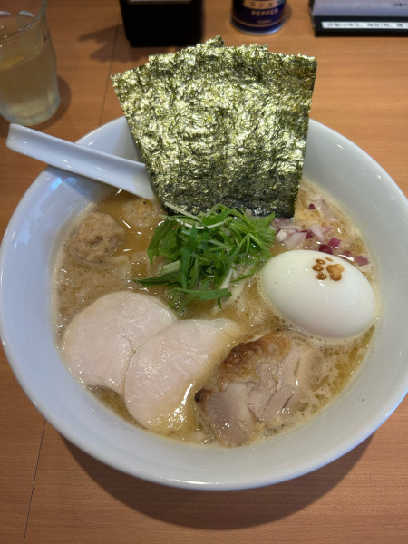 「特製濃厚鶏白湯醤油そば+本日のご飯」@らーめん 猫も杓子もの写真