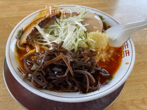「旨辛ネギ豚ラーメン、味玉(1200円)」@がっつり食堂ドカメンの写真