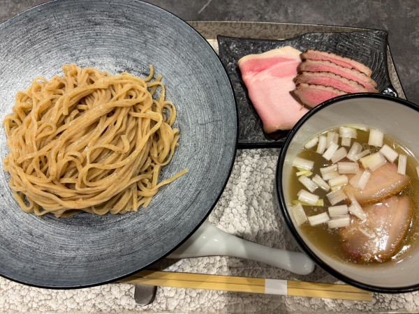 「つけ蕎麦 <塩> 並 (+鴨チャーシュー)」@宍道湖しじみ中華蕎麦 琥珀 池袋店の写真