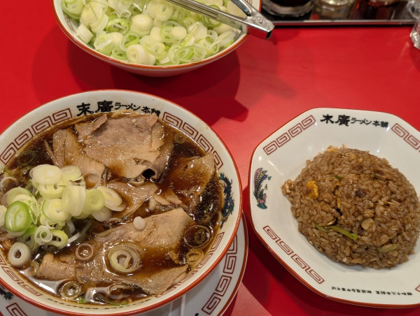 「中華そば並半チャンランチセット」@末廣ラーメン本舗 大阪天六分店の写真