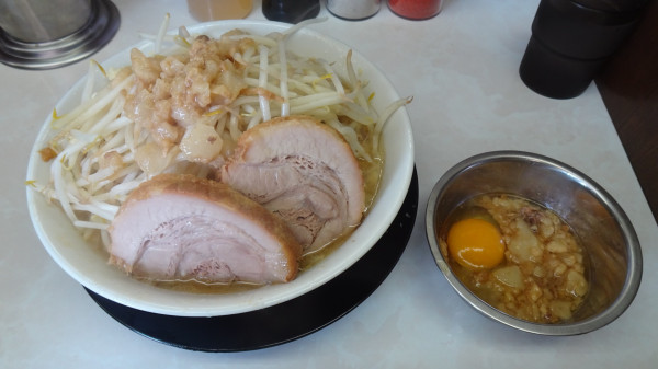「ラーメン小（1,100円）＋脂生玉子　野菜マシニンニクアブラ」@ラーメン豚ヒロの写真