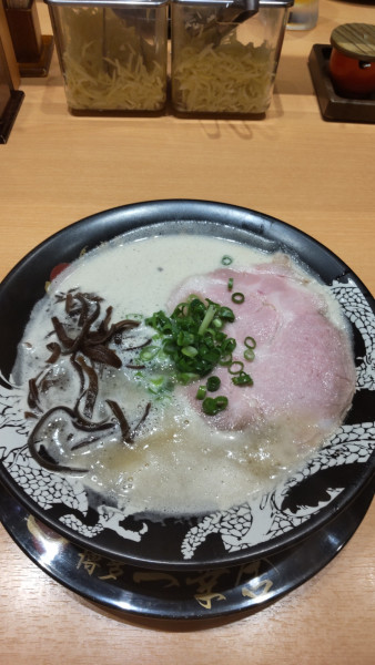 「豚骨ラーメン 950円」@博多一幸舎 福岡空港国内ターミナル店の写真