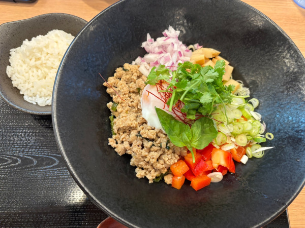 「[限定]ガパオまぜそば＋パクチー」@横浜淡麗らぁ麺 川上の写真