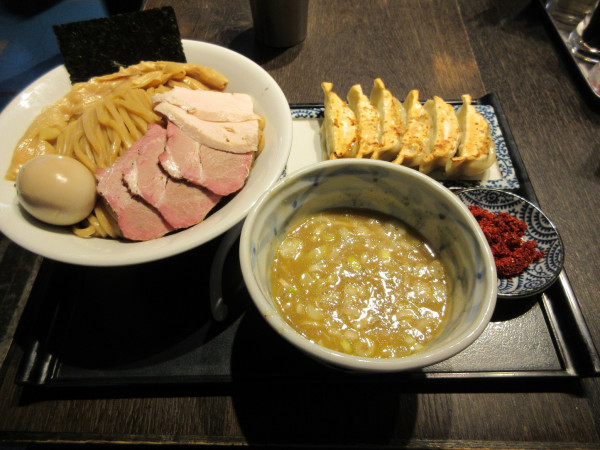 「特級龍介つけ蕎麦（１５８０円）＋餃子４００円＋辛味１２０円」@特級鶏蕎麦 龍介 PLAY atre TSUCHIURA店の写真