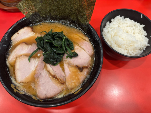 「チャーシュー麺かため　ライス」@ラーメン家 がんくろの写真