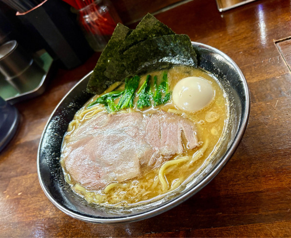 「家系煮干ラーメン+味玉」@麺処 むら井の写真