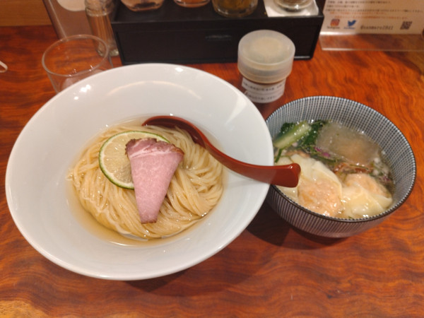 「特製冷やしつけ麺(塩)肉増し、海老ワンタン2個¥1600-」@三馬路 東京店の写真