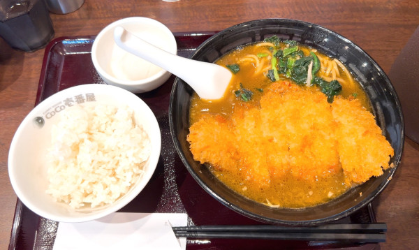 「手仕込とんかつカレーらーめん＋半熟たまご、ライス」@カレーハウス CoCo壱番屋 あきる野野辺店の写真
