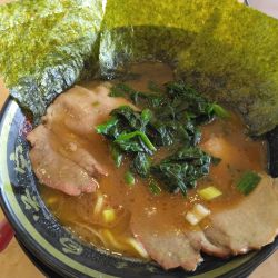 ラーメン並850円、ライス食べ放題100円、コマチャー