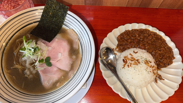 「煮干醤油ソバ＋キーマカレー」@らーめん コットンポットの写真