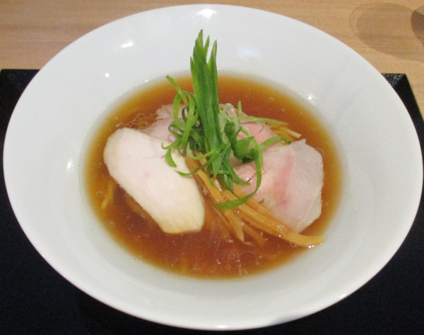 「醤油らぁ麺　1100円」@らぁ麺 鷹の羽の写真