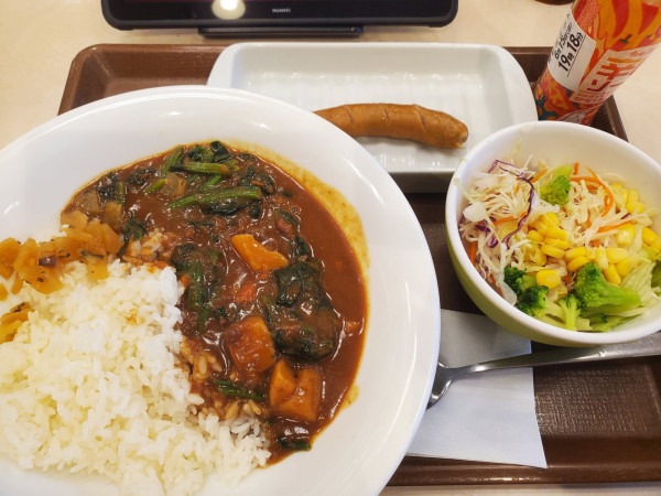 「ほうれん草カレー＋ソーセージ＋サラダランチ」@すき家 横浜橋店の写真