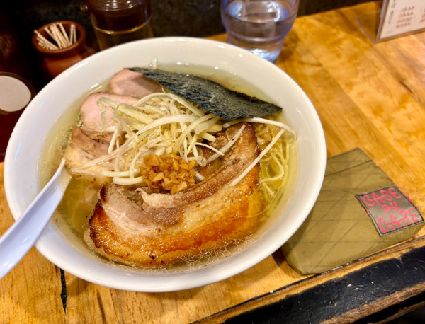 「親鶏鶏油の白醤油中華そば＋チャーシュー＋熟成ニンニク」@塩そば 桑ばらの写真