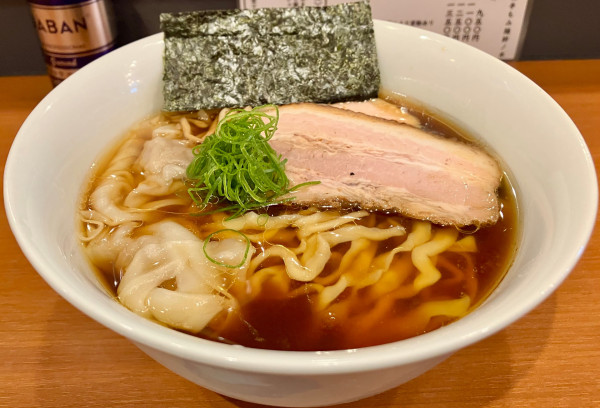 「醤油ラーメン(200g) +ワンタン(2個)」@自家製手もみ麺 鈴ノ木の写真