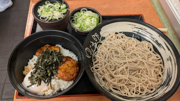 「【春メニュー】つくね温玉丼セット、薬味ねぎ（クーポン）」@ゆで太郎 水道橋店の写真