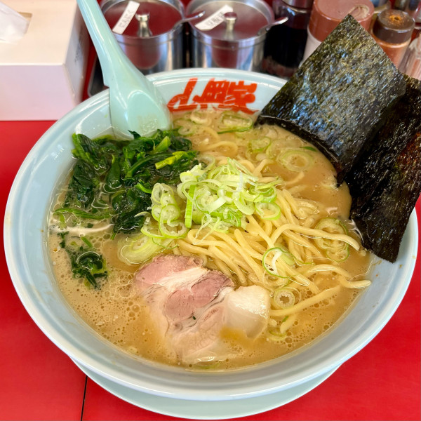「醤油ラーメン〝大盛〟」@ラーメン山岡家 太田店の写真