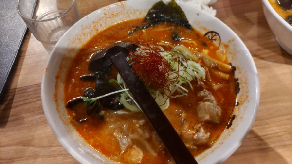 「辛味噌ラーメン（激辛）」@白樺山荘 北海道ラーメン道場店の写真