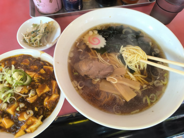 「ランチ 醤油ラーメン半マーボー丼(850)」@ぴょん吉亭の写真