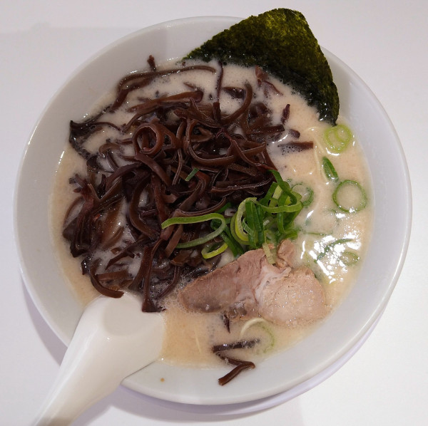 「きくらげ＋替玉」@博多天神 新宿御苑店の写真