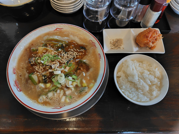 「スタミナラーメン（平日ランチ限定）800円」@炭炙りチャーシュー赤龍の写真