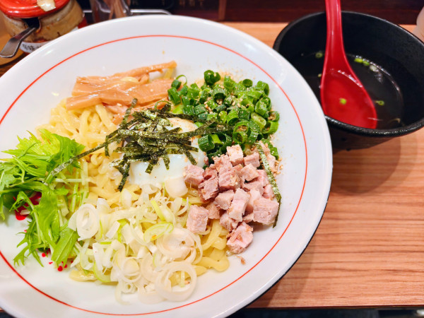 「油そばしょうゆ大盛＋温泉玉子＋ネギゴマ」@油そば 力の写真